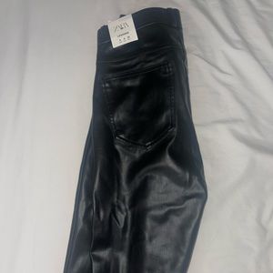 Zara leggings leather , never used , it is sold because it is not my size.